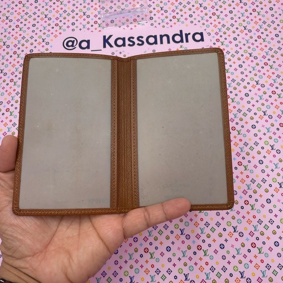 EUC Louis Vuitton Taiga Passport Holder - Picture 4 of 4